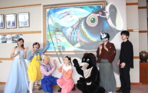 公演後のお写真。加東市名産品釣り針トリックアート前にて記念撮影